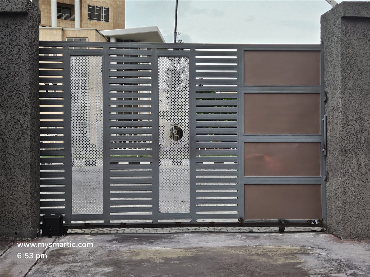 Automatic sliding gate